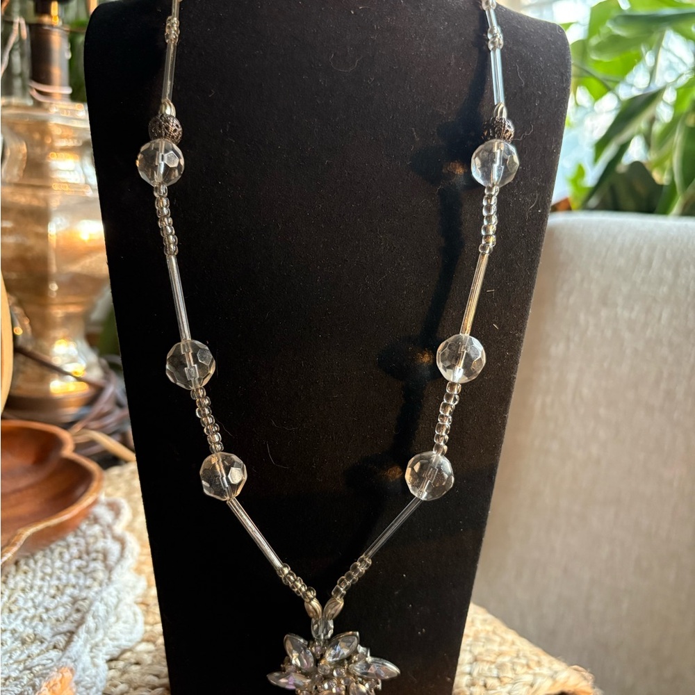 Elegant Art Deco style beaded necklace with rhinestone‎ flower pendant